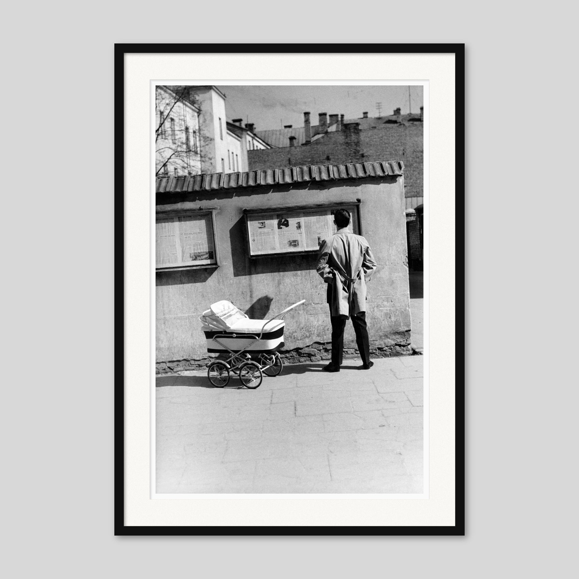 Laikraščiai gatvėje. Vilnius, 1963