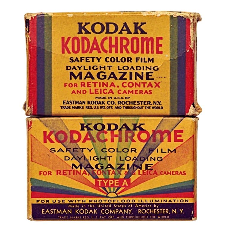 Dvi istorinės Kodachrome fotografijos juostos pakuotės.
